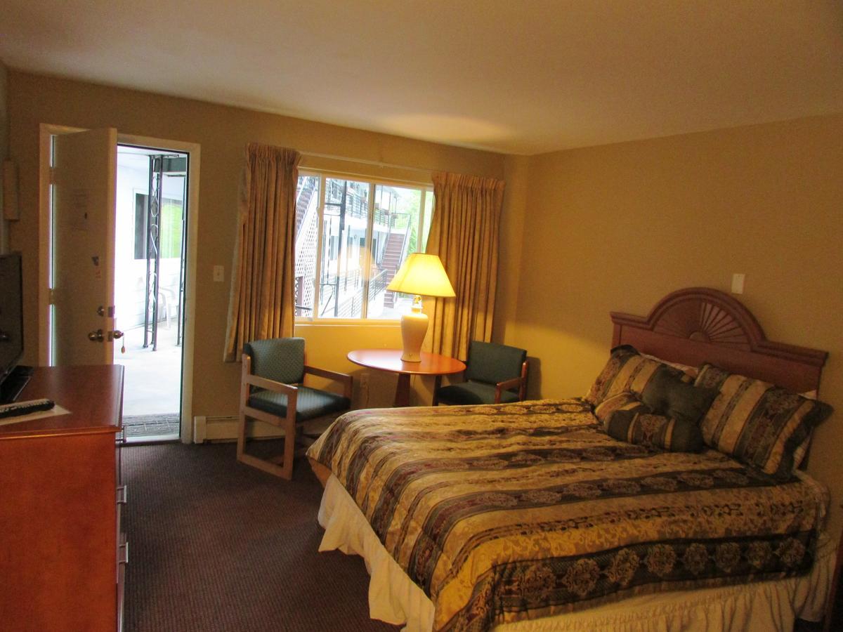 The Lake George Inn Exterior photo
