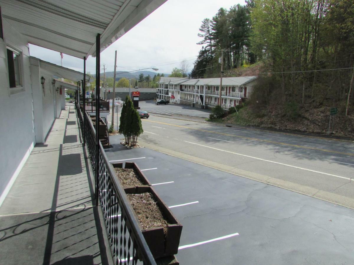 The Lake George Inn Exterior photo